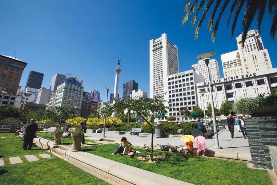 Les gens profitent d’un parc à Union Square par une journée ensoleillée. San Francisco, Californie.